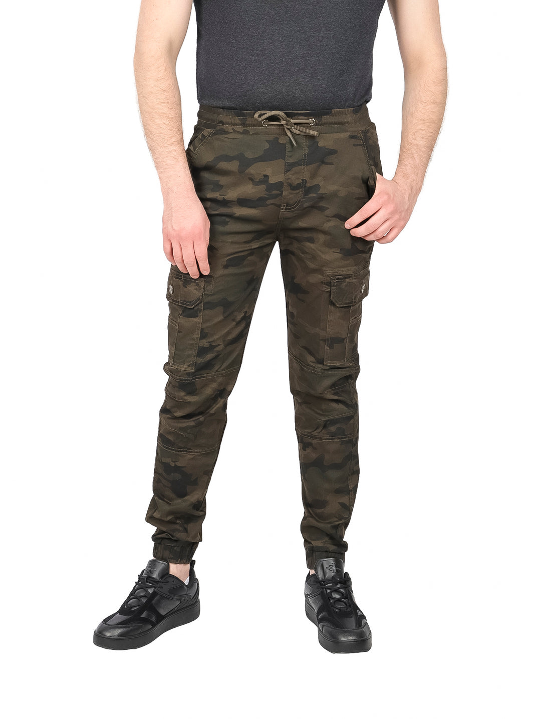 Pantalones jogger color verde camuflaje con bolsillos cargo y cintura ajustable.