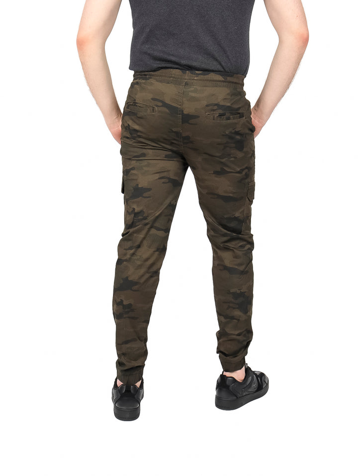 Pantalones jogger color verde camuflaje con bolsillos cargo y cintura ajustable.
