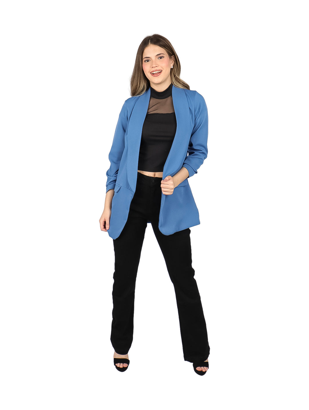 Mujer vistiendo un saco abierto de color azul plumbago con blusa y pantalones negros.