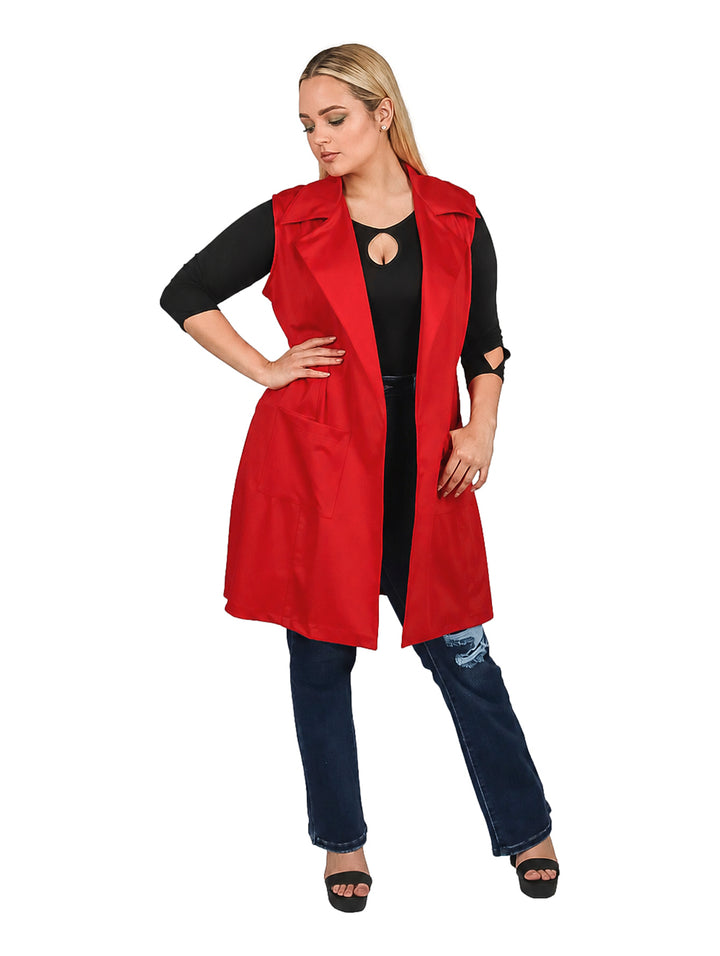 Mujer luciendo un chaleco largo de color rojo con bolsillos laterales sobre ropa casual.