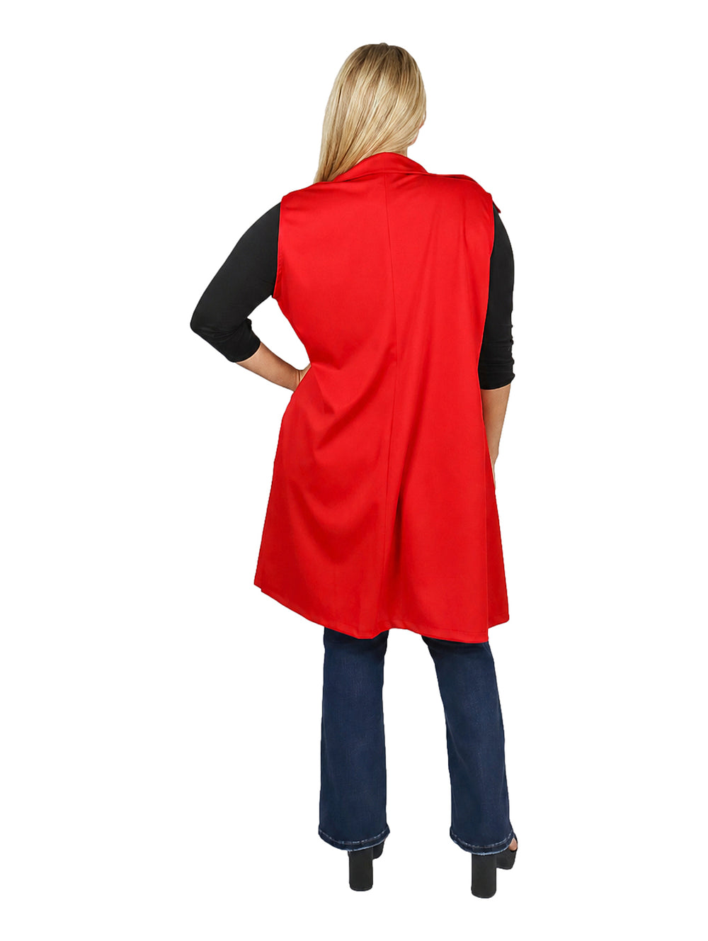 Mujer luciendo un chaleco largo de color rojo con bolsillos laterales sobre ropa casual.