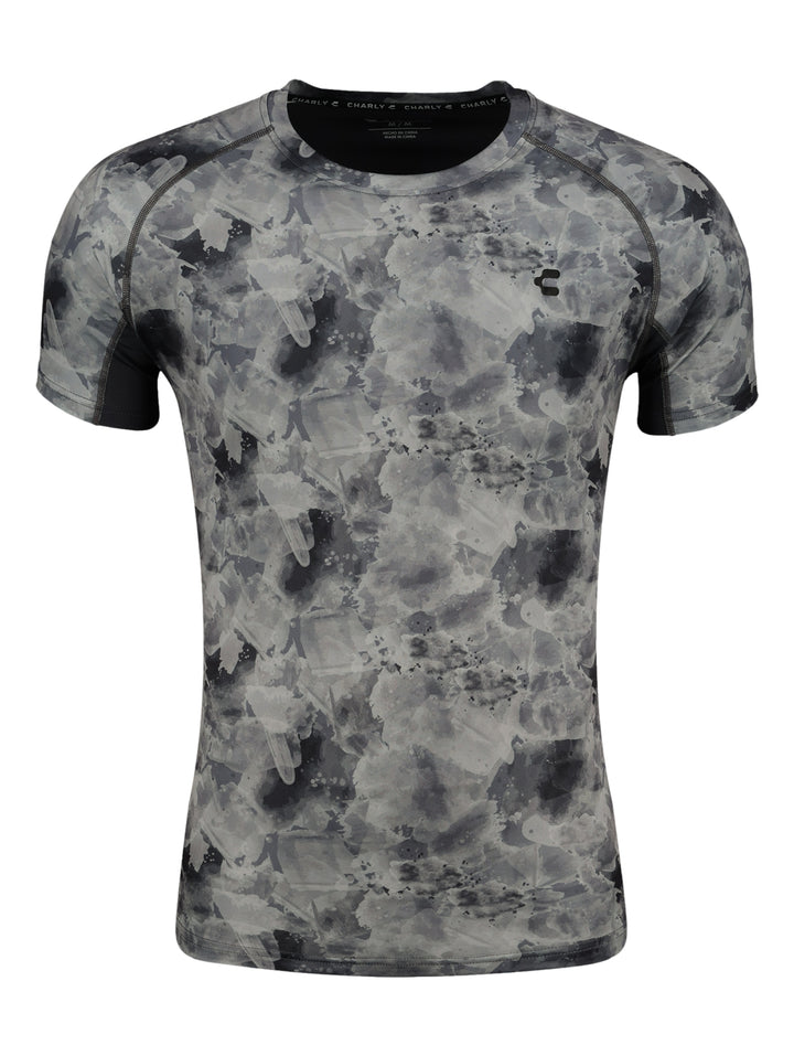 Playera deportiva de manga corta con estampado abstracto en tonos gris y negro.