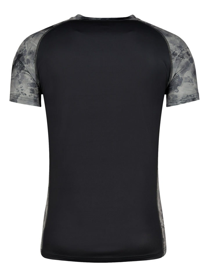 Playera deportiva de manga corta con estampado abstracto en tonos gris y negro.