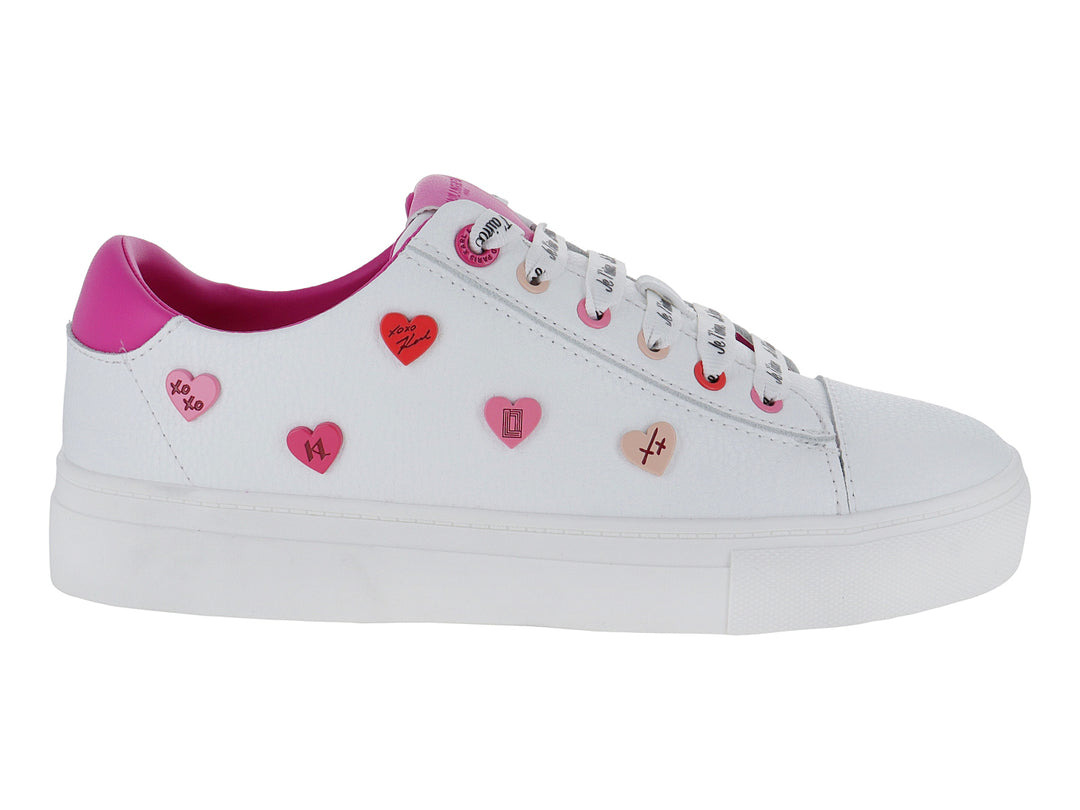 Tenis blancos de cuero Karl Lagerfeld con detalles de corazones rosas y forro interior rosa.