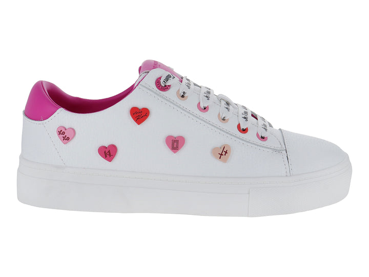 Tenis blancos de cuero Karl Lagerfeld con detalles de corazones rosas y forro interior rosa.