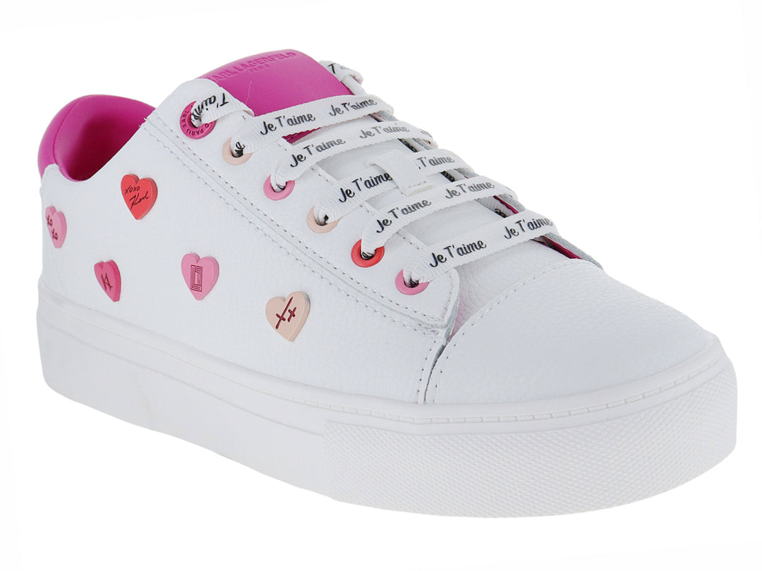 Tenis blancos de cuero Karl Lagerfeld con detalles de corazones rosas y forro interior rosa.