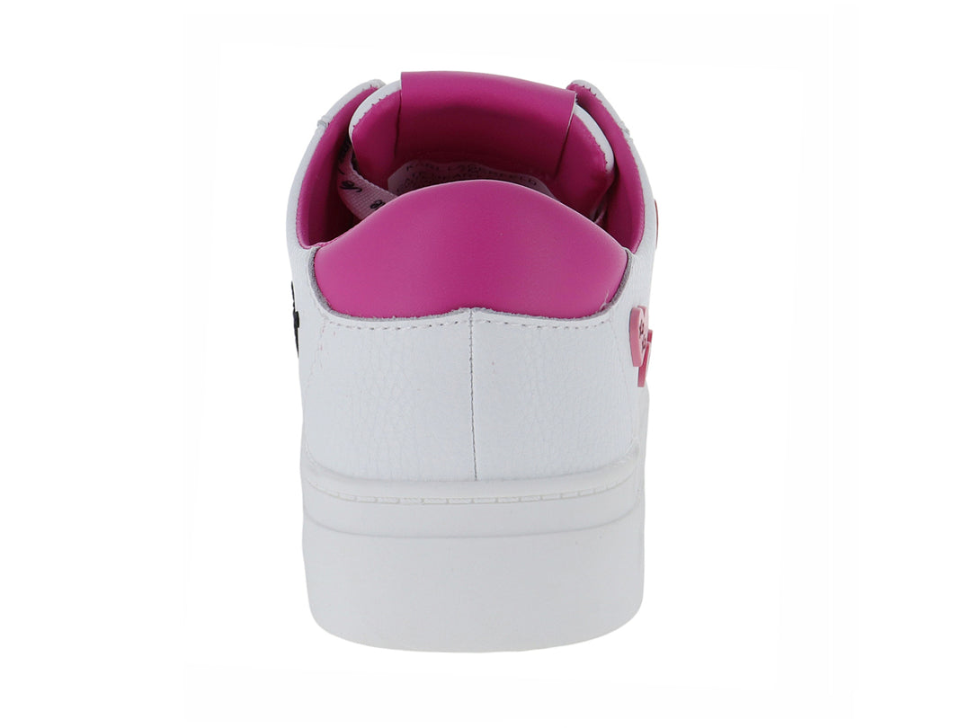 Tenis blancos de cuero Karl Lagerfeld con detalles de corazones rosas y forro interior rosa.