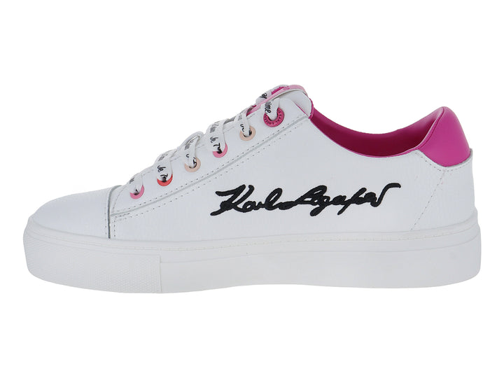 Tenis blancos de cuero Karl Lagerfeld con detalles de corazones rosas y forro interior rosa.