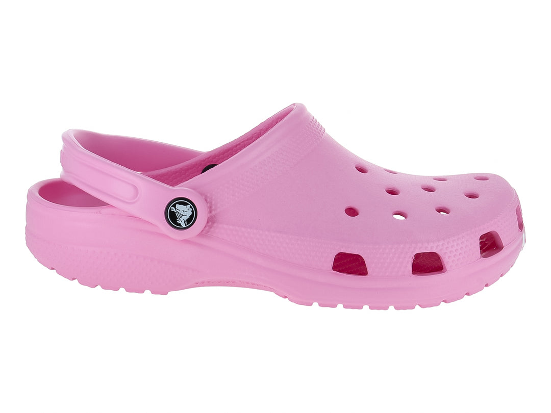 Zueco Crocs clásico en color rosa con correa trasera y orificios superiores.