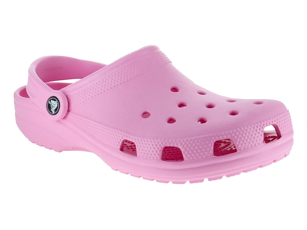 Zueco Crocs clásico en color rosa con correa trasera y orificios superiores.
