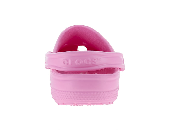 Zueco Crocs clásico en color rosa con correa trasera y orificios superiores.