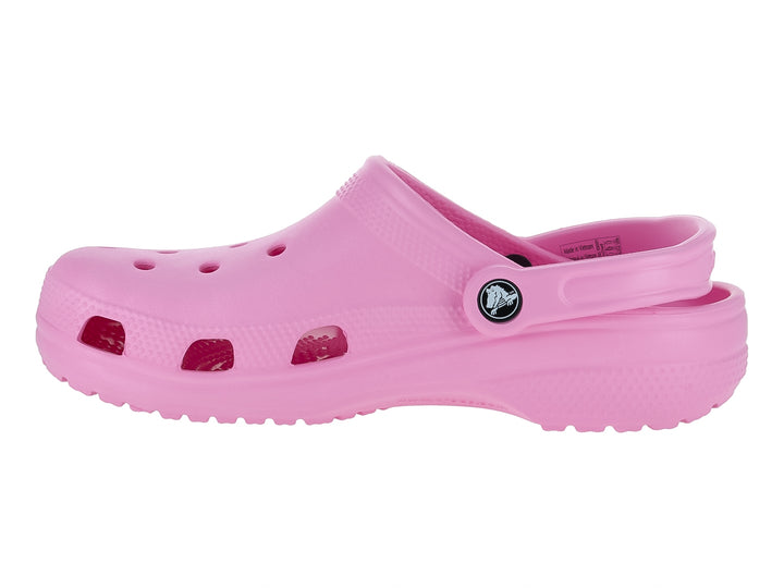 Zueco Crocs clásico en color rosa con correa trasera y orificios superiores.