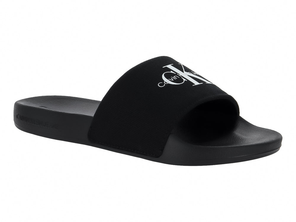 Sandalia slide color negro con logotipo blanco en la banda superior.