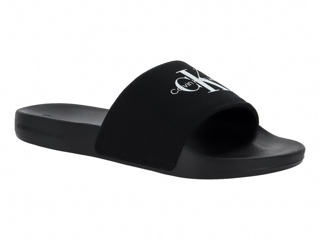 Sandalia slide color negro con logotipo blanco en la banda superior.