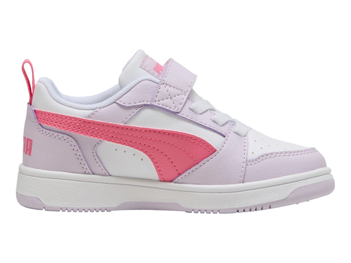 Tenis PUMA Rebound V6 Lo AC+ PS en colores lila, rosa y blanco para niños.