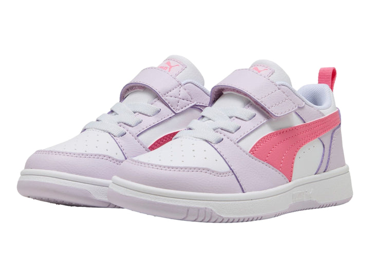 Tenis PUMA Rebound V6 Lo AC+ PS en colores lila, rosa y blanco para niños.