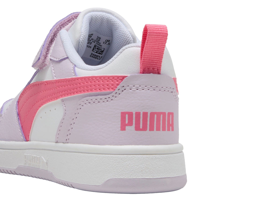 Tenis PUMA Rebound V6 Lo AC+ PS en colores lila, rosa y blanco para niños.