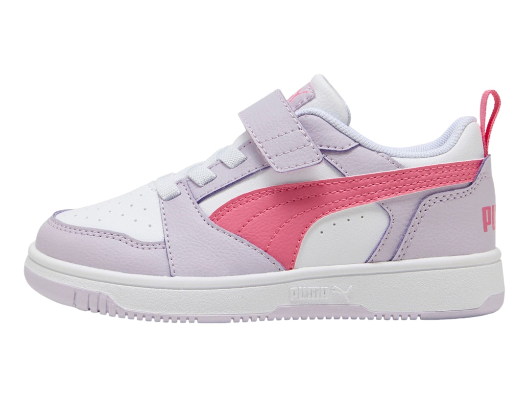 Tenis PUMA Rebound V6 Lo AC+ PS en colores lila, rosa y blanco para niños.