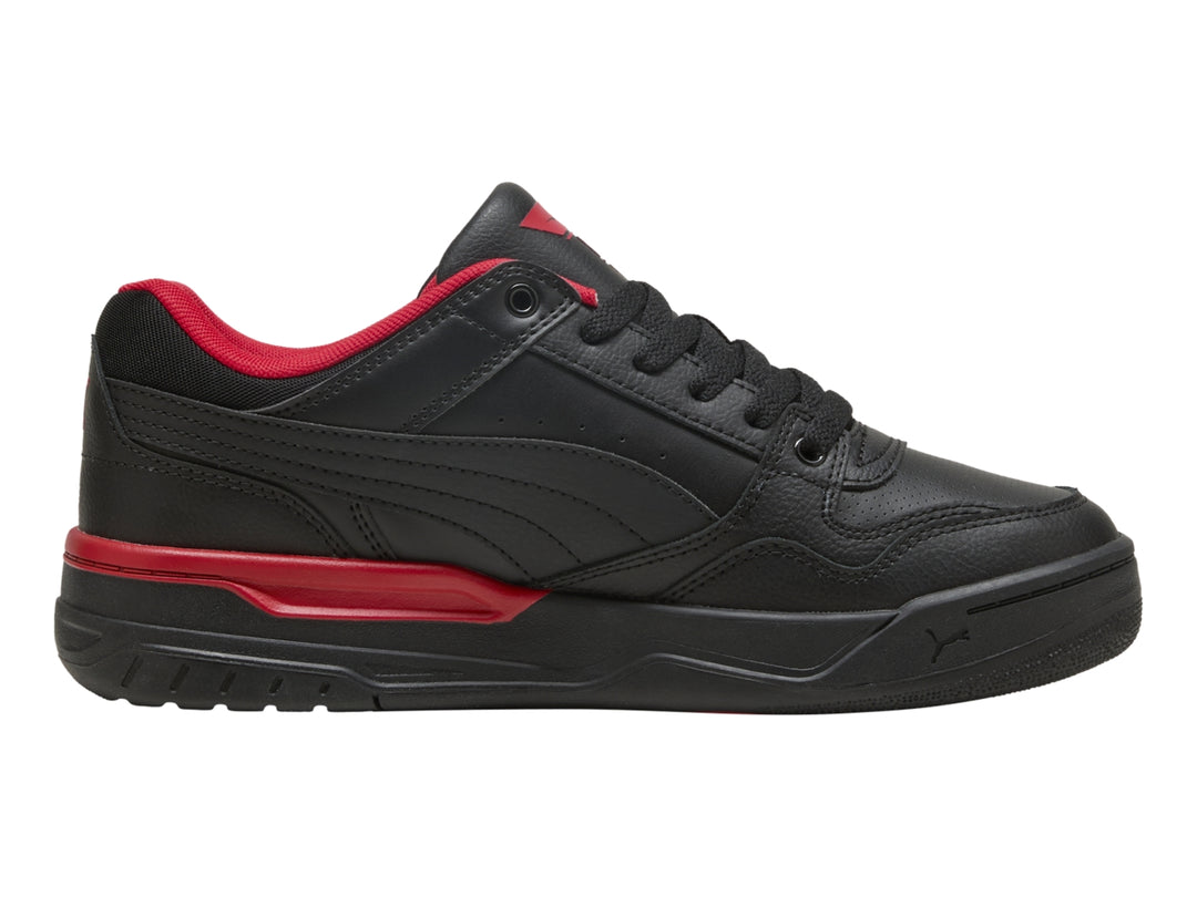 Tenis PUMA Rebound Retro en color negro con detalles en rojo y suela negra.