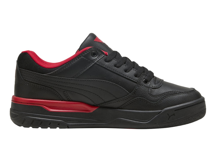 Tenis PUMA Rebound Retro en color negro con detalles en rojo y suela negra.