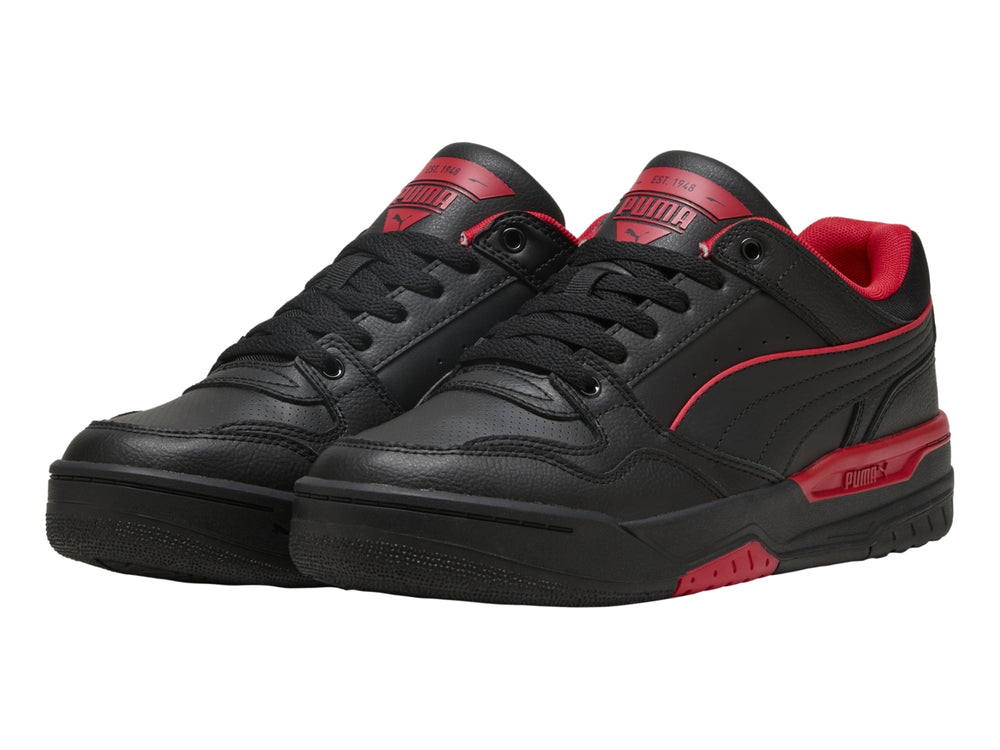 Tenis PUMA Rebound Retro en color negro con detalles en rojo y suela negra.
