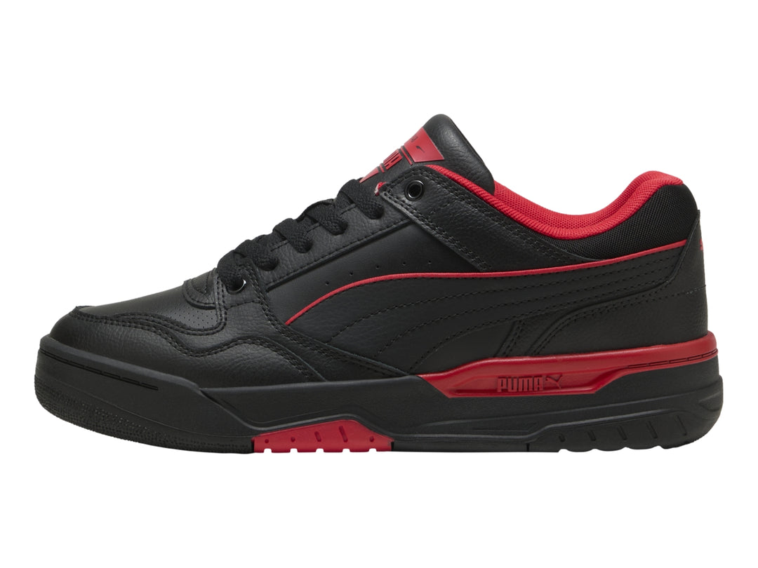 Tenis PUMA Rebound Retro en color negro con detalles en rojo y suela negra.