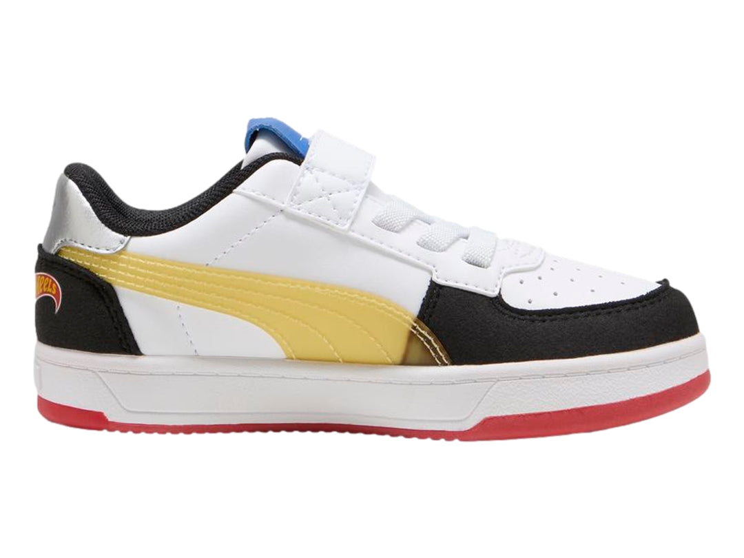 Tenis PUMA blancos con detalles en negro, amarillo y suela roja, diseño Hot Wheels para niños.