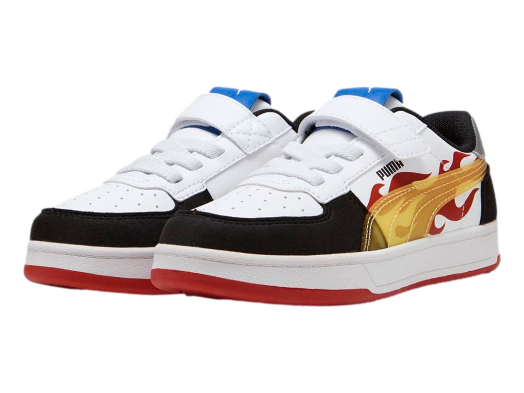 Tenis PUMA blancos con detalles en negro, amarillo y suela roja, diseño Hot Wheels para niños.