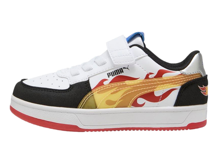 Tenis PUMA blancos con detalles en negro, amarillo y suela roja, diseño Hot Wheels para niños.