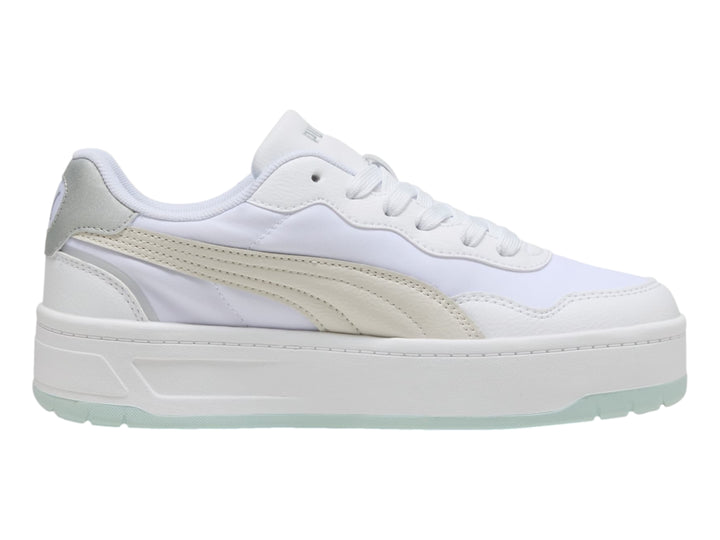 Tenis PUMA Court Lally Skye en color blanco con detalles en gris y suela de plataforma azul claro.