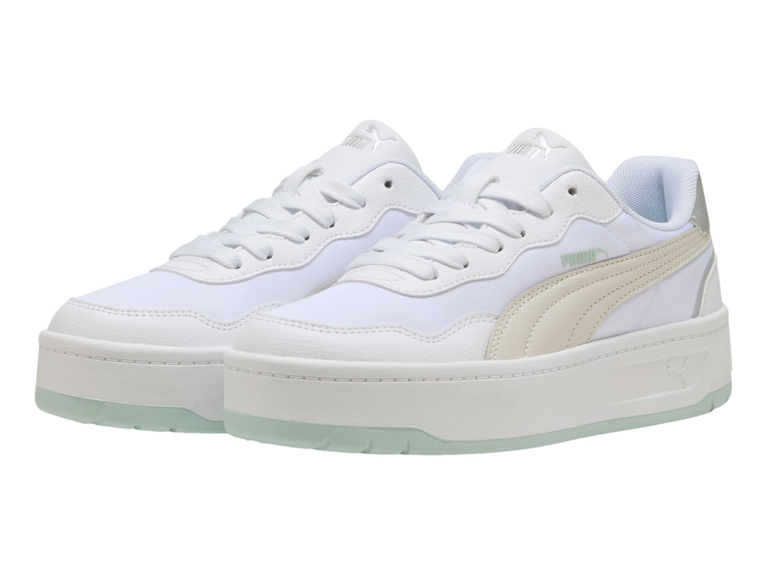Tenis PUMA Court Lally Skye en color blanco con detalles en gris y suela de plataforma azul claro.