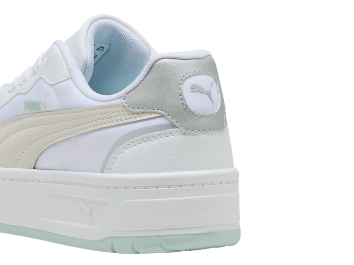 Tenis PUMA Court Lally Skye en color blanco con detalles en gris y suela de plataforma azul claro.