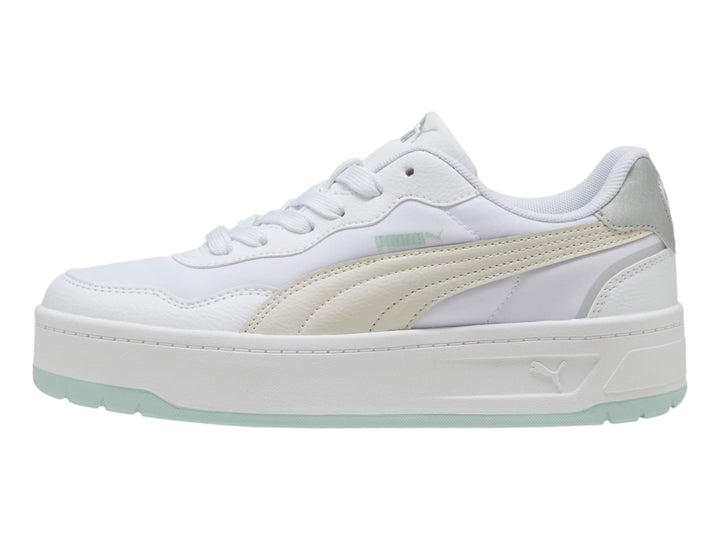 Tenis PUMA Court Lally Skye en color blanco con detalles en gris y suela de plataforma azul claro.