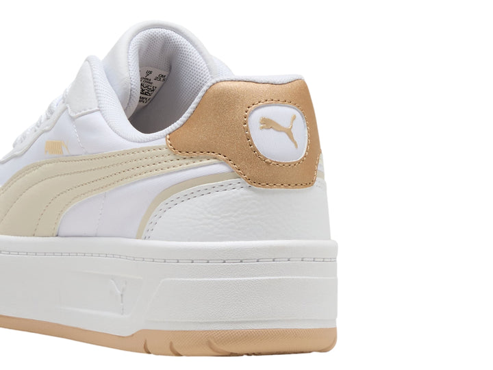 Tenis PUMA blancos con detalles en beige y dorado y suela de plataforma.