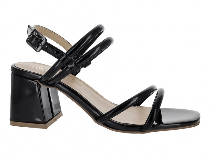Sandalia de mujer en color negro charol con tacón cuadrado y tiras cruzadas con hebilla.