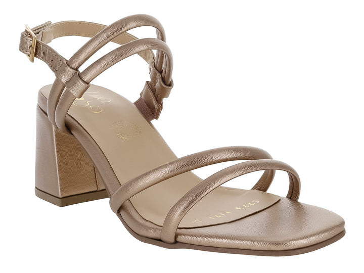 Sandalia elegante de tacón cuadrado en color oro rosado con tiras finas y hebilla ajustable.