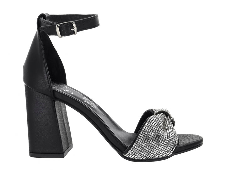 Sandalia negra de tacón bloque con correa al tobillo y detalle frontal brillante en color plata para mujer.