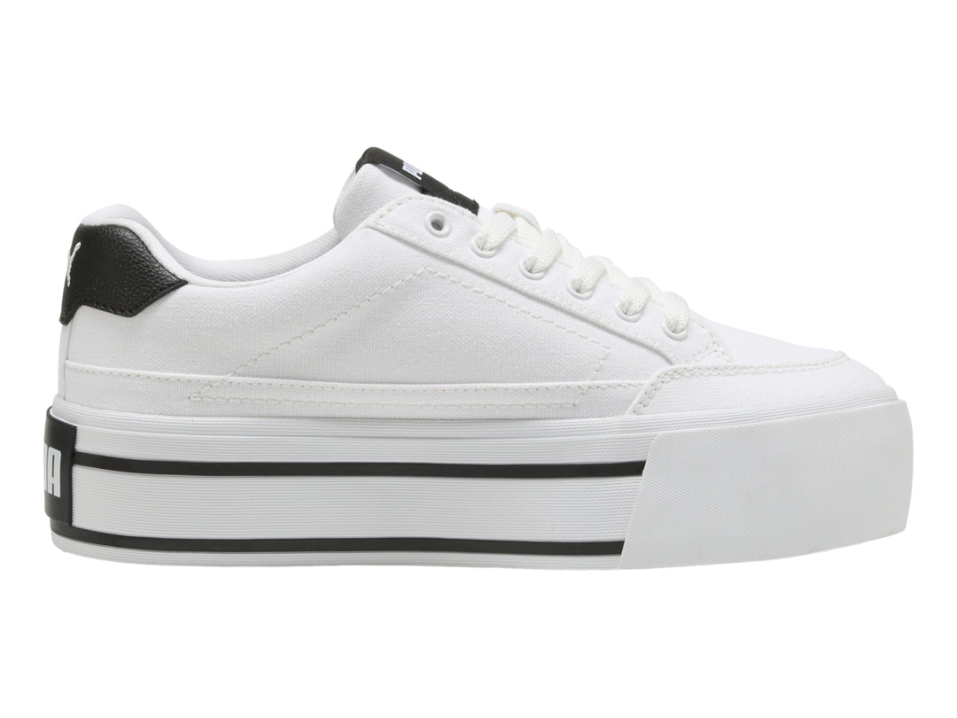Tenis PUMA blancos con suela de plataforma y detalles en negro.
