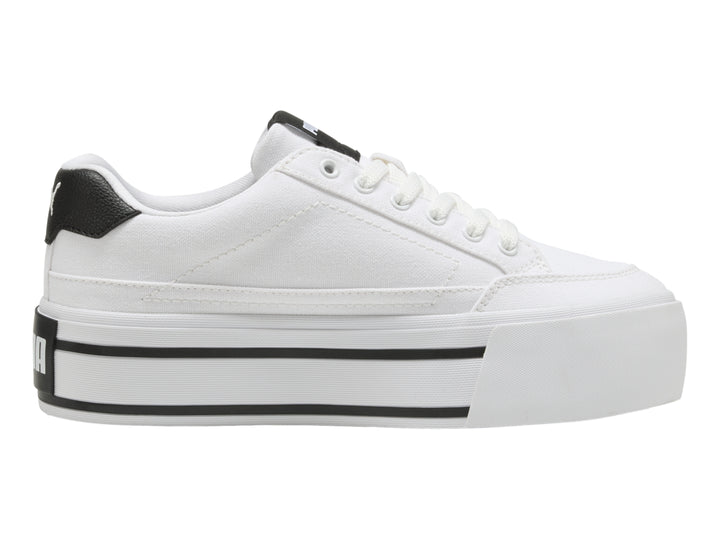 Tenis PUMA blancos con suela de plataforma y detalles en negro.