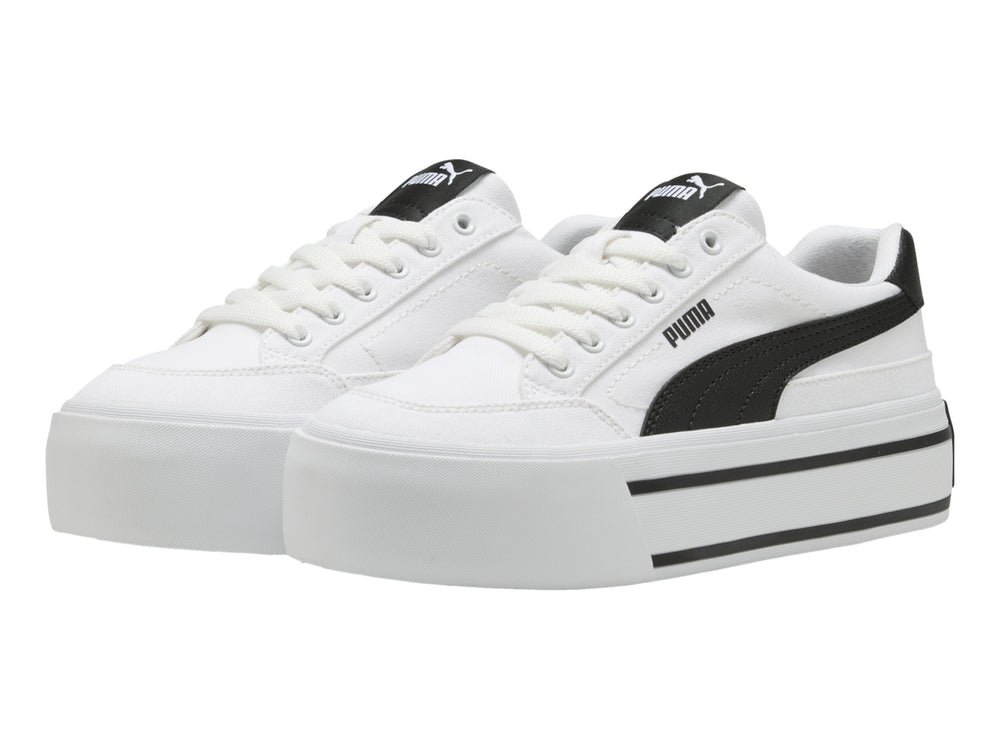 Tenis PUMA blancos con suela de plataforma y detalles en negro.