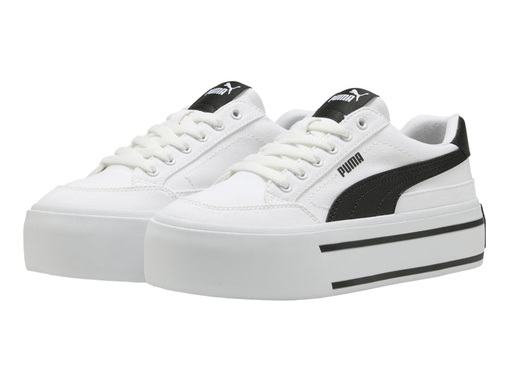 Tenis PUMA blancos con suela de plataforma y detalles en negro.