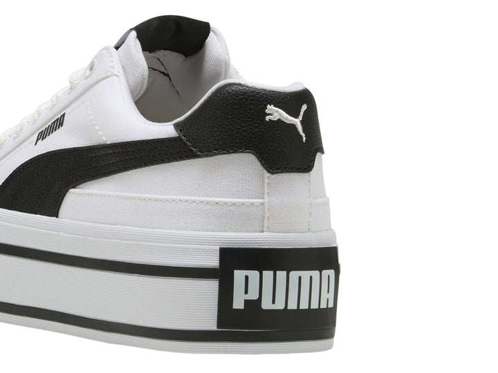 Tenis PUMA blancos con suela de plataforma y detalles en negro.