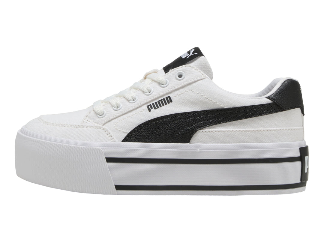 Tenis PUMA blancos con suela de plataforma y detalles en negro.