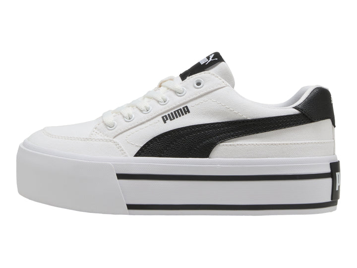 Tenis PUMA blancos con suela de plataforma y detalles en negro.