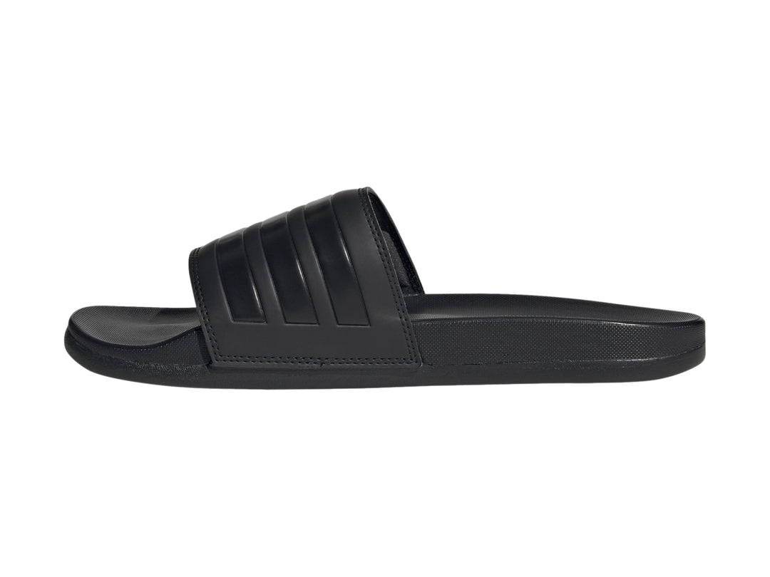 Sandalia Adidas Adilette Comfort de color negro con tres franjas en la banda superior.