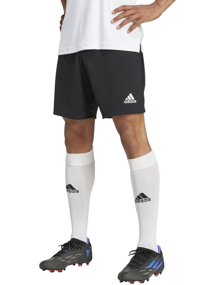 Pantalón corto deportivo color negro de la marca Adidas usado por un modelo.