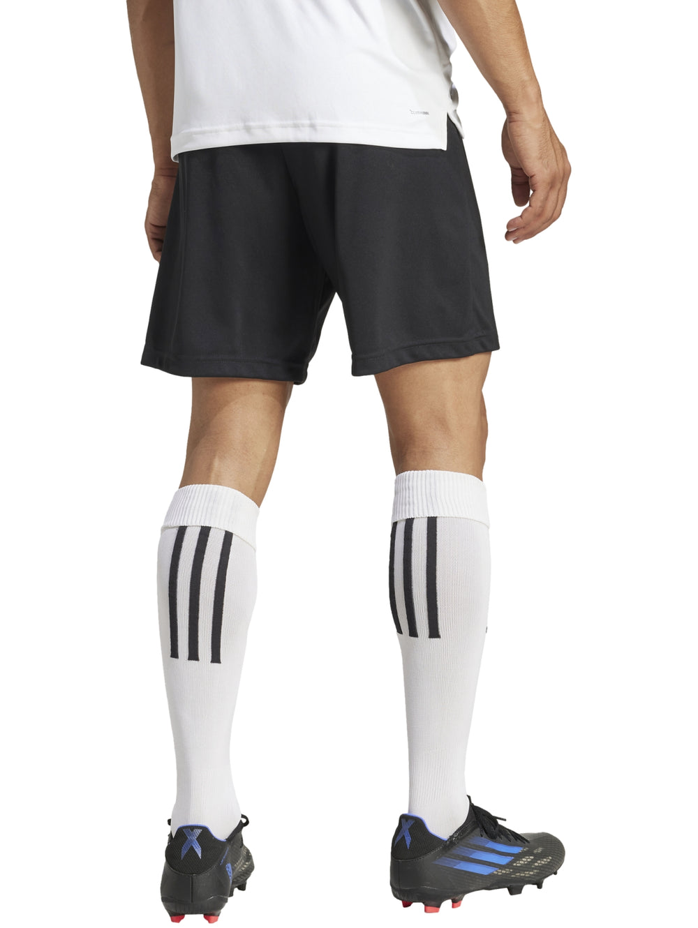 Pantalón corto deportivo color negro de la marca Adidas usado por un modelo.