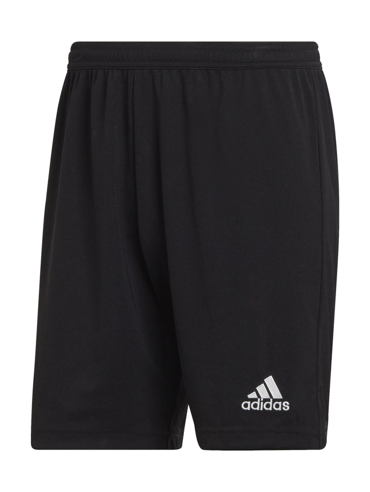 Pantalón corto deportivo color negro de la marca Adidas usado por un modelo.