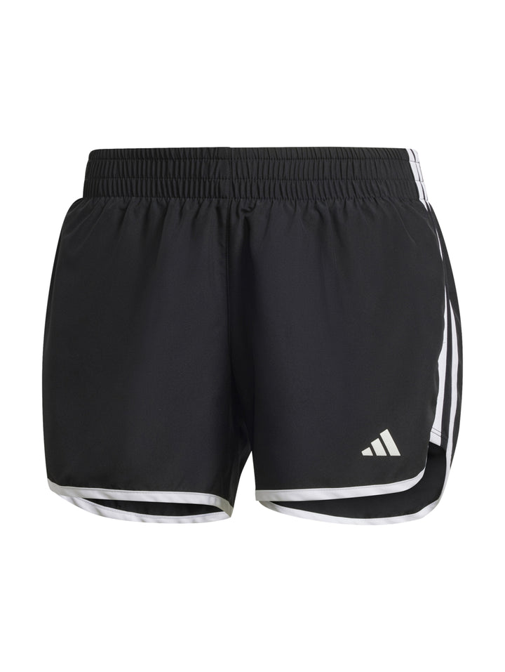Mujer corriendo con shorts deportivos negros de marca Adidas con franjas blancas laterales.
