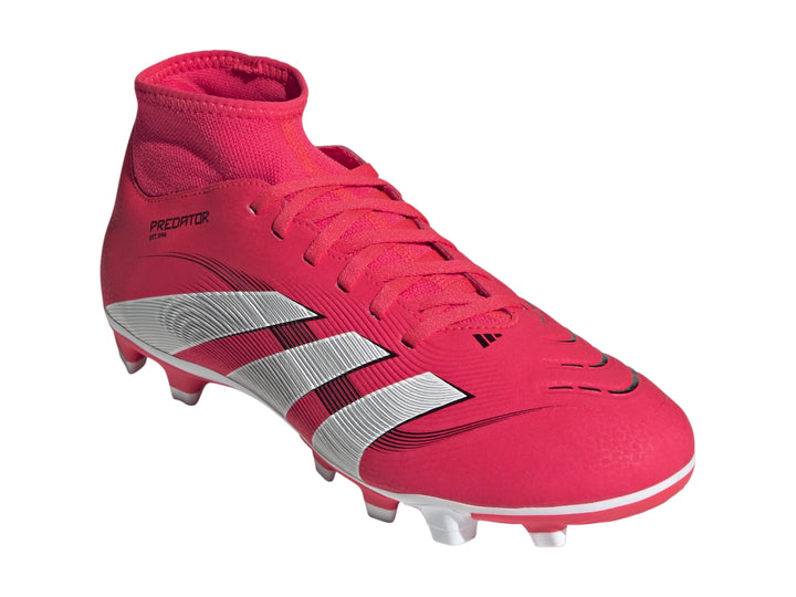 Zapato de fútbol Adidas Predator en color rojo con tres franjas blancas y diseño de cuello tipo calcetín.